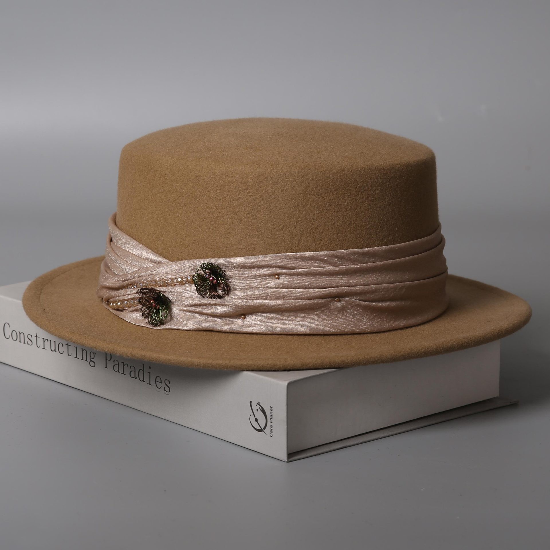 Hepburn-Style Wool Felt Hat with Velvet Trim & Brooch Detail — image 4