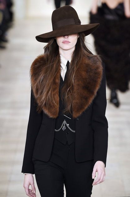 Tailored Wool Blazer with Faux Mink Collar –  Meets Luxe Precision — image 3